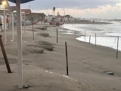 L’allarme dei Paladini Apuoversiliesi: “La costa massese è la più vulnerabile della Toscana e fra le più esposte d’Italia.  Riflessi negativi in Versilia, ci sono anche i dati aggiornati di Amis, il progetto transfrontaliero