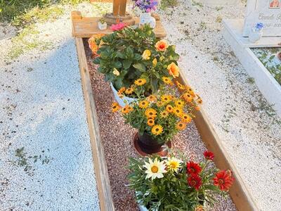 Ruba fiori dalle tombe del cimitero di Mirteto: incastrata da un geolocalizzatore da 30 euro