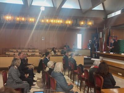 Il professor Bacelli paragona la Resistenza alla situazione attuale dell'Italia con il governo Meloni e il vicesindaco Cella lascia il consiglio comunale solenne per la Liberazione: i consiglieri di sinistra si indignano per il gesto del vicesindaco