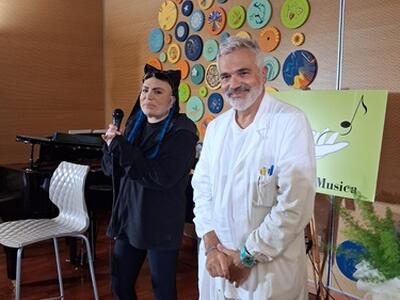 Loredana Bertè all'ospedale Apuane: un incontro speciale con i pazienti oncologici tra musica, empatia e solidarietà