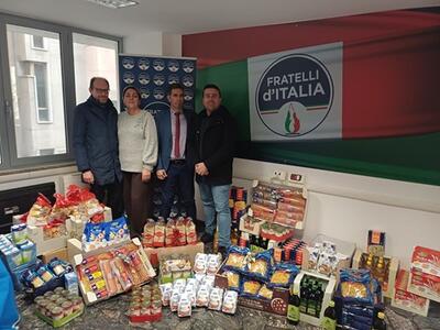 Una tonnellata di aiuti alimentari raccolti da Fratelli d'italia Massa per aiutare le famiglie in difficoltà