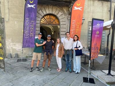 Conto alla rovescia per la Skyrace gara di trail running tra le montagne della Lunigiana: aperta a palazzo Cojari la mostra di Bislacchi, autore del pettorale degli atleti