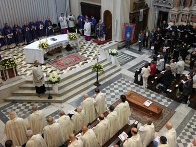 L'ultimo saluto della diocesi apuana al vescovo emerito Eugenio Binini