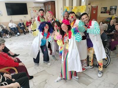 I Clown VIP, Viviamo in Positivo, divertono gli anziani della Rsa Regina Elena e le loro famiglie nella Festa di Primavera