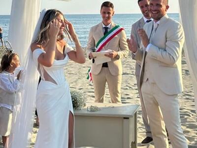 L'ex capitano della Carrarese Simone Della Latta si è sposato con Carolina Collina, figlia del noto arbitro di calcio, sulla spiaggia di Viareggio