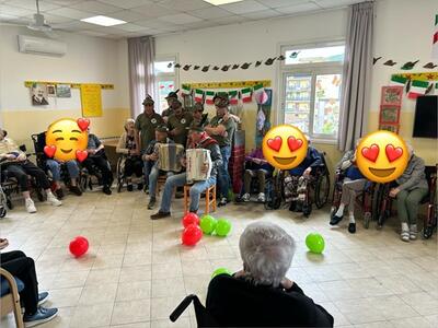 Note di montagna alla RSA “Sanatrix” di Aulla: gli Alpini regalano un pomeriggio di emozioni agli ospiti
