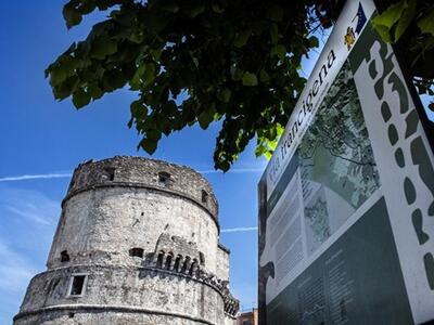 Città allo sbando, un ubriaco coi pantaloni abbassati ad Avenza: il grido di Avenza Si R-Esiste