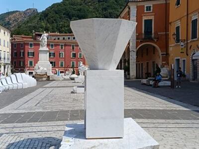Una nuova installazione entra a far parte della mostra diffusa: si tratta di Soli, opera firmata dalla designer milanese Serena Confalonieri