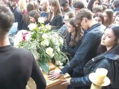 Quando i girasoli diventano preghiere: Massa ha dato l'ultimo saluto a Edoardo Mosti, morto a 19 anni nell'incendio della sua auto