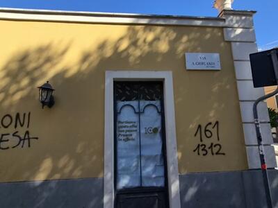 Massa: scritte minacciose contro il governo in Via Ghirlanda a pochi metri dal Palazzo comunale: i cittadini si rivolgono allo sportello di Fratelli d'Italia. "E il Comune dov'è?"
