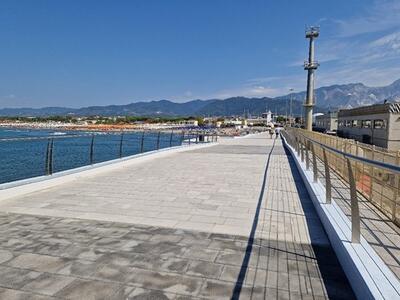 Una cosa nuova! Le giostrine a Marina di Carrara: la dura e ironica critica del Comitato Avenza Si R-Esiste al primo atto del neoassessore al turismo e commercio Nardi