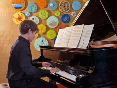 Il giovane pianista Carlo Manduca donatore di musica all’ospedale Apuane