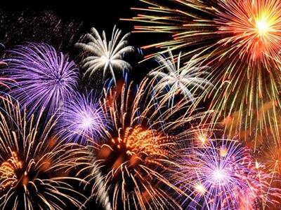 A Marina di Carrara la serata dei fuochi d'artificio: appuntamento venerdì 14 agosto alle 22.30. Attenzione alle disposizioni in vigore per lo svolgimento in sicurezza della manifestazione