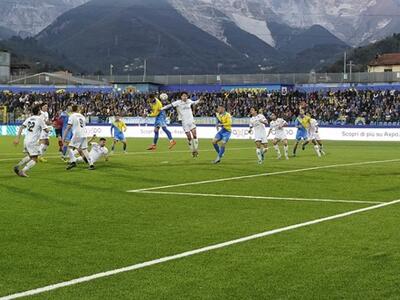 Carrarese 3-1 Spezia: derby al cardiopalma e il Dei Marmi canta “Tornerete in serie C”