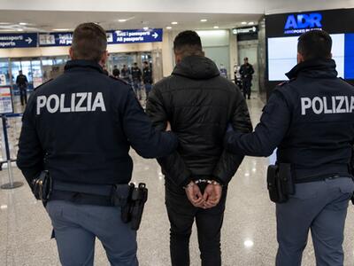 Extracomunitario picchia, violenta e ricatta  la compagna a Carrara poi fugge: arrestato dalla polizia a Fiumicino mentre tentava di tornare nel suo paese