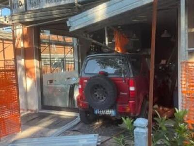 Viale Roma a Massa: sfonda la vetrina di una pizzeria con il fuoristrada