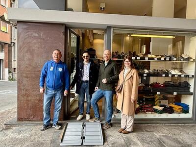 Diciassette pedane per l'accesso dei disabili consegnate da Luccasenzabarriere ODV ai negozi di Massa