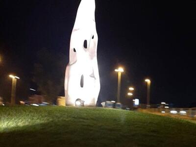 Si colora di viola  la scultura 'Armonie di luci e ombre': il Comune di Carrara ha aderito alla  Giornata mondiale della Sclerosi sistemica