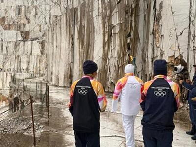 Nella cerimonia di Apertura delle Olimpiadi di Milano Cortina il video del viaggio della fiaccola olimpica con il passaggio alle cave di Carrara