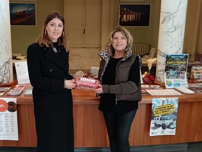 Diritti Umani e violenza sulle donne: donata mini panchina rossa simbolica all'Info Point di Villa Cuturi a Marina di Massa