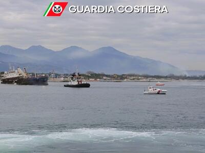 Finalmente rimossa la Guang Rong dal pontile di Marina di Massa