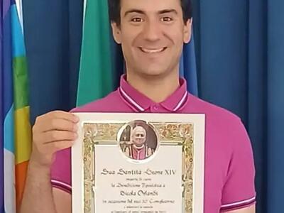 Un traguardo speciale celebrato con la Benedizione Apostolica: Nicola Orlandi riceve la pergamena del Papa per i suoi 30 anni
