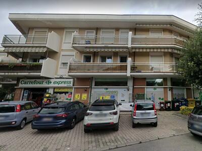 Accoltellato in strada a Marina di Massa: paura per i clienti di un supermercato
