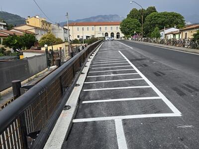Avenza: completato in via Turati il rifacimento della barriera stradale