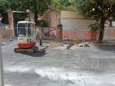 Rotatoria  su Canal Del Rio appena asfaltata già trivellata per sistemare tubi dell'acqua