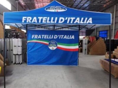 Gazebo di Fratelli d&#039;Italia con i candidati alle regionali in piazza Betti a Marina di Massa venerdì 19 settembre