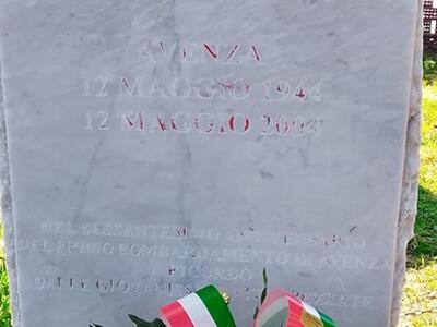 Iscrizione sbiadita e parco pieno di rifiuti nella commemorazione del bombardamento di Avenza. Avenza R-Esiste ricorda le vittime: “Meritavano di più”