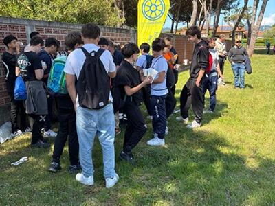 Legambiente Carrara:pulizia straordinaria grazie a giovani studenti dell'Itis Galilei e della Consulta Giovani