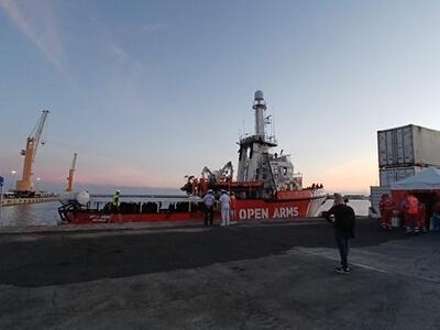 Open Arms: concluso nella notte lo sbarco a Marina di Carrara Tutti i migranti sono già partiti per i centri d’accoglienza
