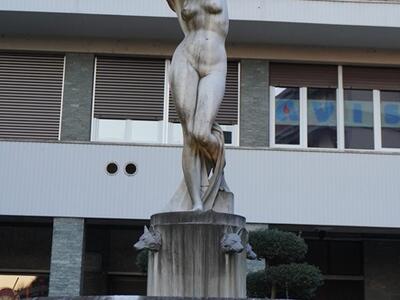 Solidarietà e sensibilizzazione: si illuminano le sculture &#039;Armonie di luci e ombre’ e la &#039;Venere&#039;