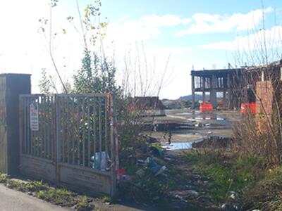 Cantiere aperto e pieno di rifiuti in via dei Margini a Massa: Italia Nostra Massa Montignoso chiede un intervento immediato