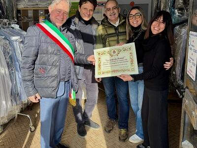 Aulla celebra la storia del commercio locale: consegnata una pergamena alle Sorelle Donati per i 30 anni di attività