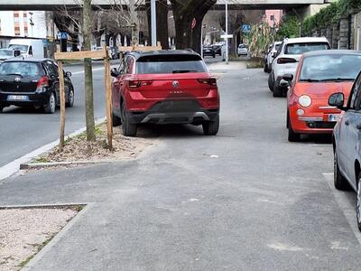 Marciapiedi nuovi sul viale XX Settembre a Carrara, ma senza segnaletica e con auto parcheggiate ovunque: la segnalazione di Lorenzo Lapucci