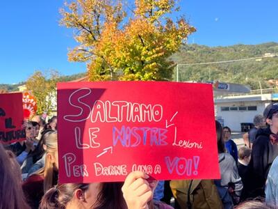 Gli studenti delle scuole superiori di Carrara manifestano per lo stato degli edifici scolstici e parlano con il sindaco di Carrara, anche se le competenze sulle scuole superiori sono della Provincia