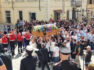 "Vola Giacomo": Massa ha dato il suo ultimo saluto a Bongiorni. Il vescovo Vaccari: "Ha fatto la cosa giusta"