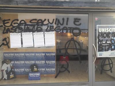 Imbrattata la sede della Lega  con scritte violente contro lo stato: il modo con cui i sedicenti antifascisti celebrano la Liberazione