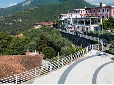 Scrive alla figlia che vuole uccidersi e scavalca  la balaustra su uno strapiombo a San Carlo di Massa: salvata dall'intervento della polizia