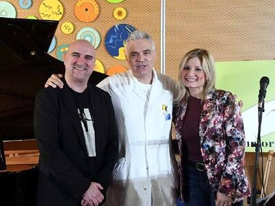 All'ospedale Apuane la chitarra di Lisa Pastine incanta il pubblico di "Donatori di Musica"