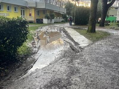 Vialetto della scuola sempre allagato quando piove: i ragazzi del liceo delle scienze umane Montessori sede di Marina annunciano sciopero e protesta davanti al comune