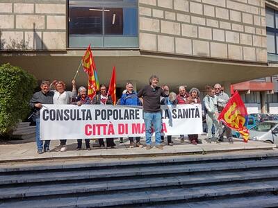 Mancano medici in neuropsichiatria infantile, quasi impossibile prenotare visite e il Monoblocco in stallo: questi e altri i temi nella protesta del sit -in dei comitati per la salute sotto al comune di Carrara