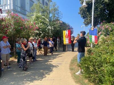 Fiori per ricordare i partigiani caduti e le donne massesi sulla via del sale: omaggio dell'Anpi e del comune in piazza Betti a Marina di Massa