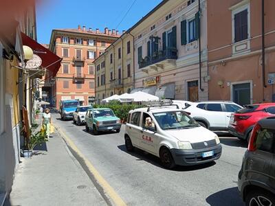 Due auto parcheggiate male e Carrara va nel caos: traffico bloccato fino al viale, odissea per una donna malata di diabete che si recava a Monterosso per le cure