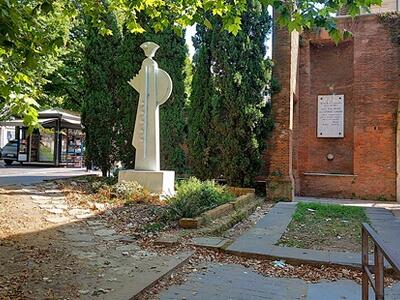 L'aiuola di Viale Eugenio Chiesa a Massa nel degrado: la segnalazione di Franco Frediani