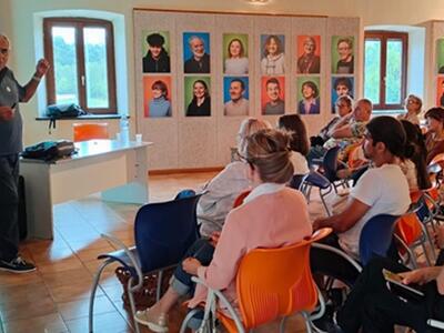 ‘Favole a merenda’ è stato un successo: giochi e racconti per i più piccoli, un incontro di approfondimento sull’adolescenza con Fabio Celi per genitori e insegnanti