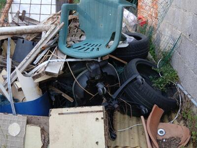 Erp consegna a Massa un alloggio con discarica abusiva nel giardino e molti interventi da fare per renderlo abitabile: la denuncia del content creator Paolo Mattei