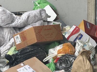 Cumuli di immondizia in piazza Garibaldi a Massa: la rabbia di residenti e commercianti